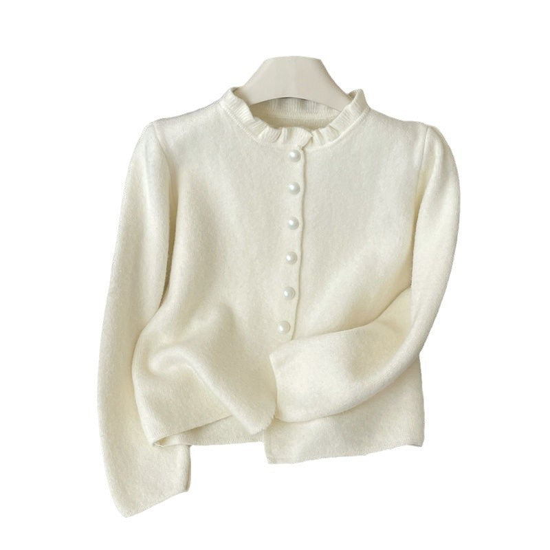 Damer elegant cardigan med feminine flæser og perleknapper Stilla