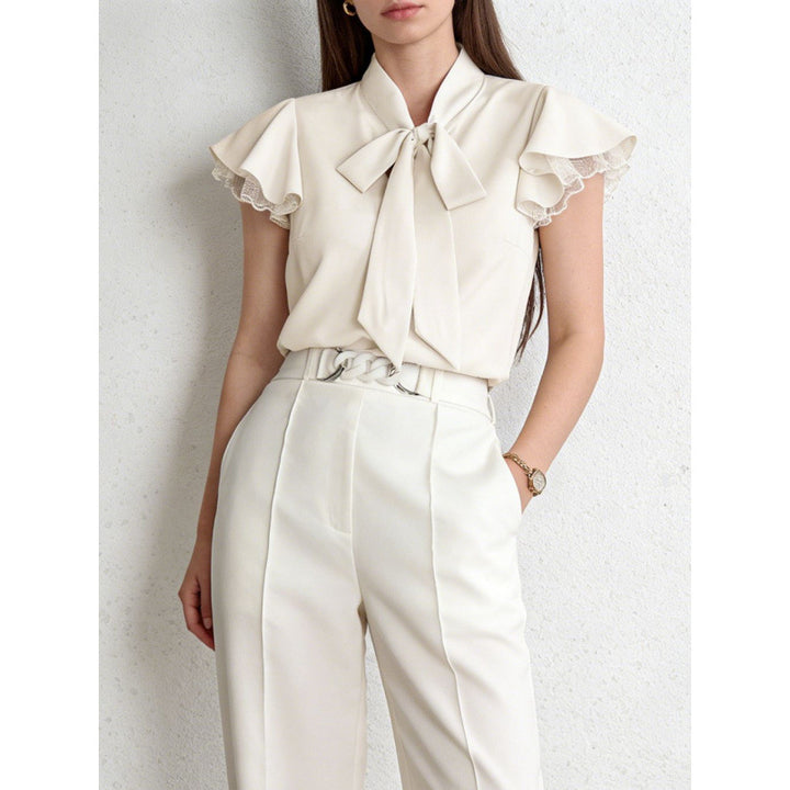 Damebluse med ruffles ærmer og feminin sløjfe Skovae