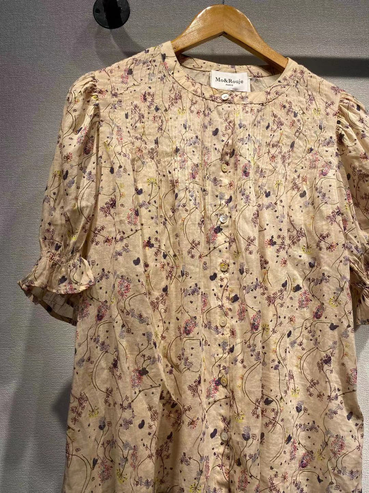 Damebluse med blomstermotiv og elegante knapdetaljer Stilla