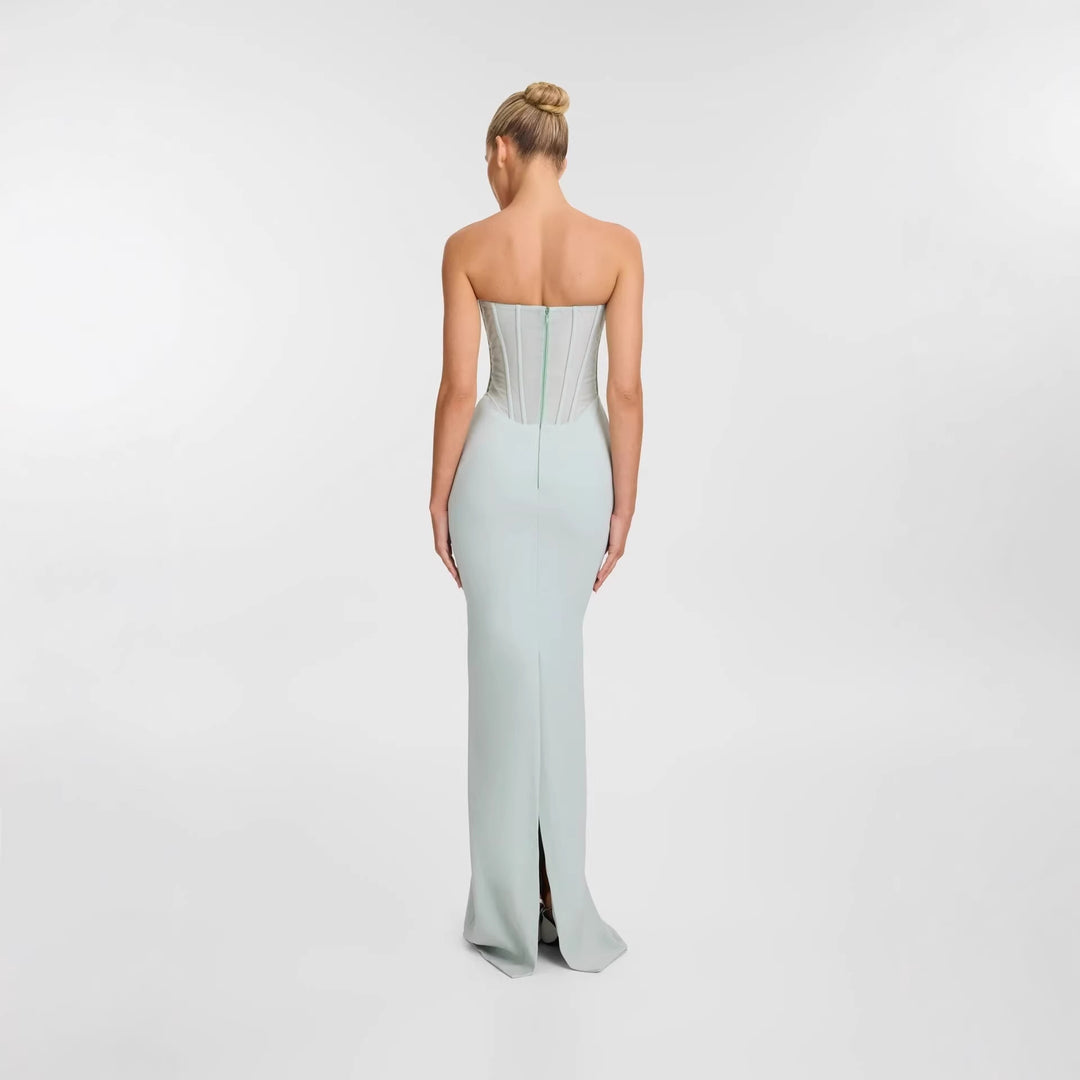 Dame tætsiddende maxikjole med elegant drapering og innovativt rygdesign Skovae