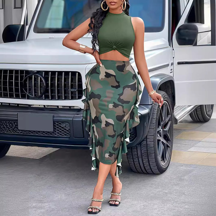 Dame Crop-top og asymmetrisk nederdel med flæse-detaljer og camouflage-mønster Stilla