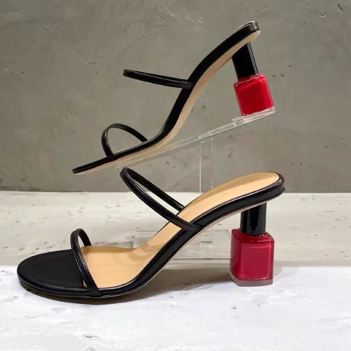 Dame sandaler med kreativ neglelak-detalje og elegant rem-design Stilla