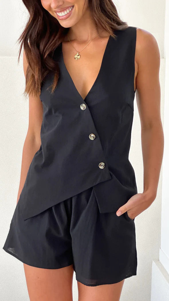 Kvinders afslappede sommeroutfit med V-hals og asymmetrisk snit