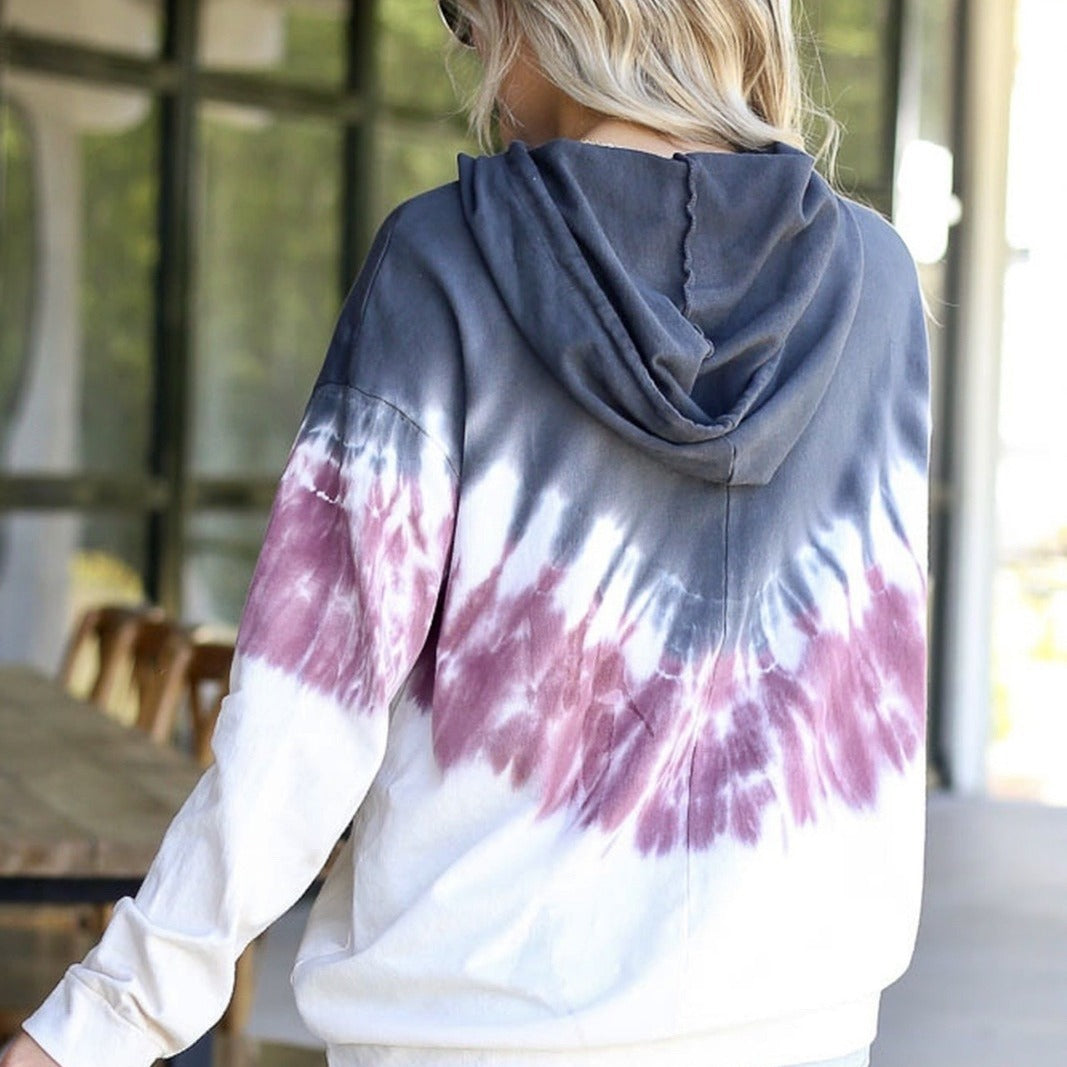 Dame hoodie i trendy batikdesign med kengurulomme og komfortabel pasform Stilla