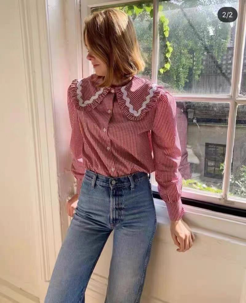 Damebluse med voluminøs krave og elegante flæser Stilla