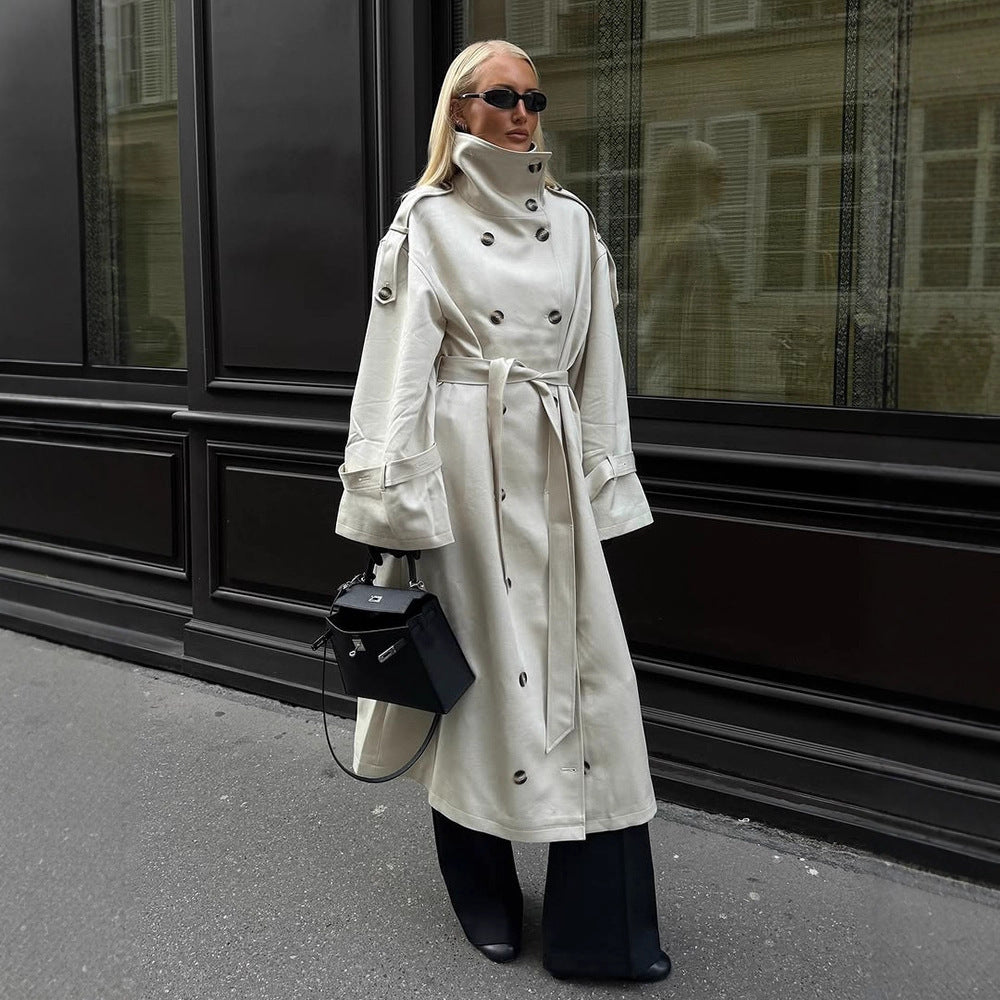 Kvinders elegante trenchcoat med brede revers og praktiske lommer Stilla