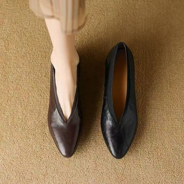 Dame elegante Pumps med moderigtigt V-udskæring og komfortabel blokhæl Stilla