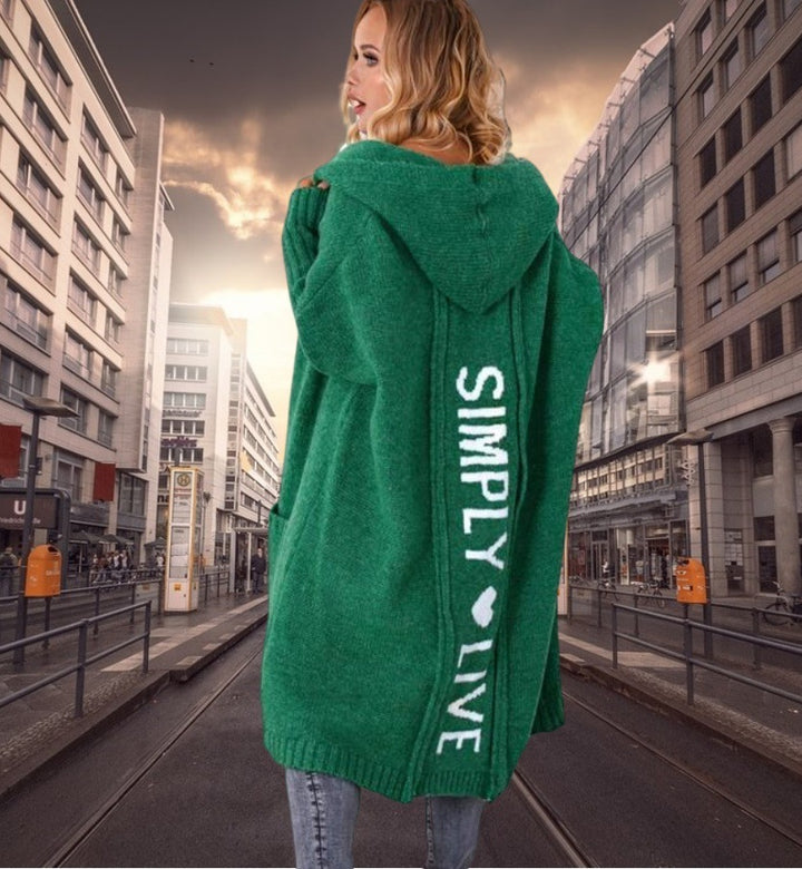 Dame Oversized Strikfrakke med Hoodie og iøjnefaldende skrift Stilla