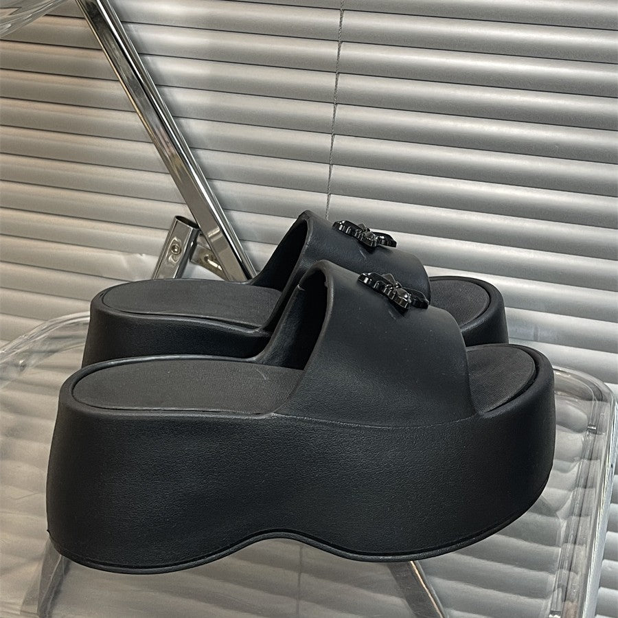 Dame komfortable og stilfulde slip-ons med elegant blomster-applikation Stilla