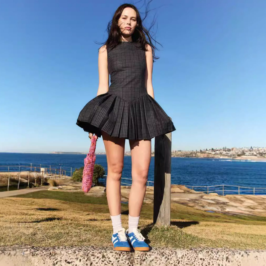 Dame trendy ternet kjole med udsvingende skirt og ærmeløs design Stilla