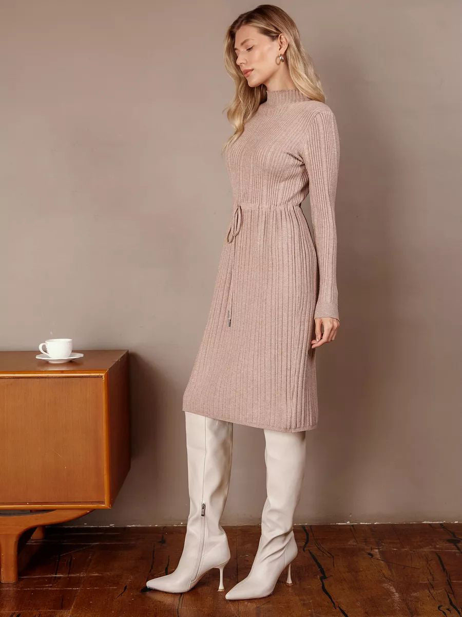 Dame strikkjole med taljebånd og elegant ståkrave Stilla