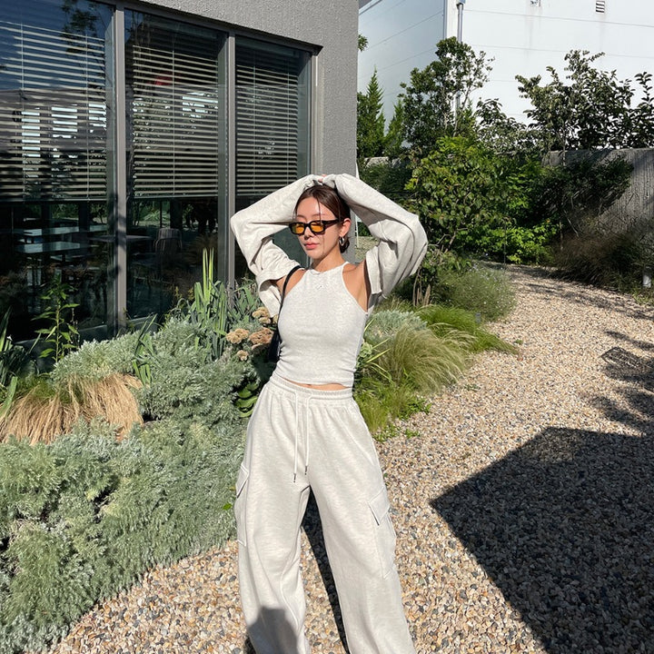 Kvinders sporty loungewear sæt med crop top og brede cargo bukser Stilla
