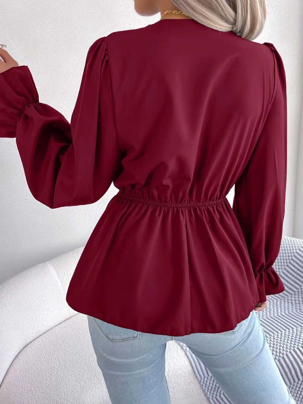 Damebluse med V-udskæring og flæseærmer Stilla