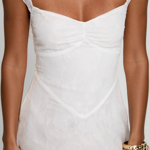 Dame Elegant sommerkjole med fine ruffles detaljer og draperet top Skovae