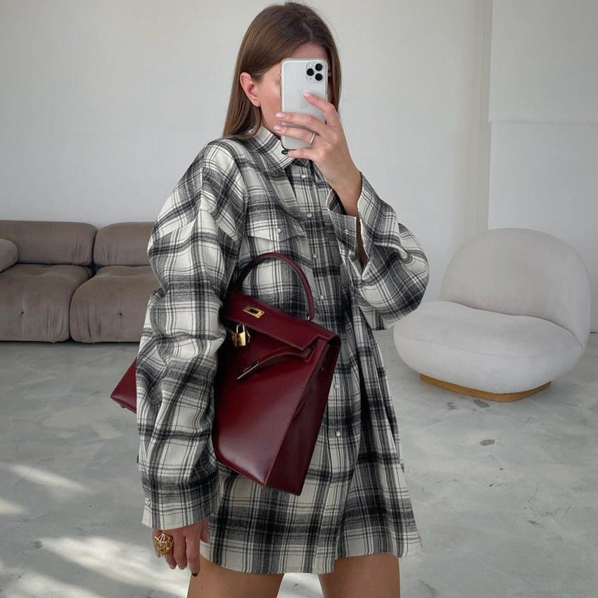 Dame ternet kjole med afslappet snit og moderne oversized design Stilla
