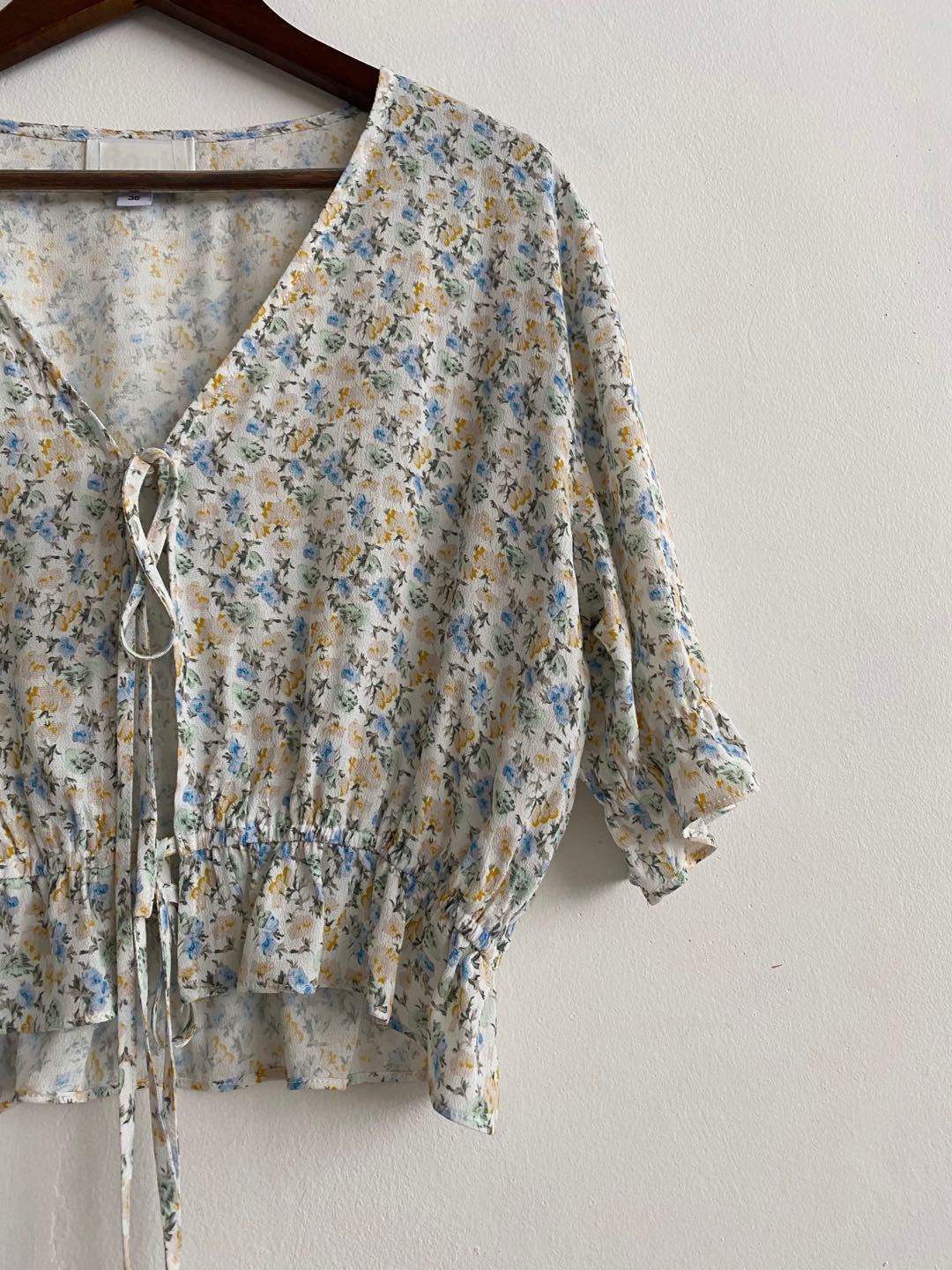 Dame luftig bluse med blomstret design og justerbar snor detalje Stilla