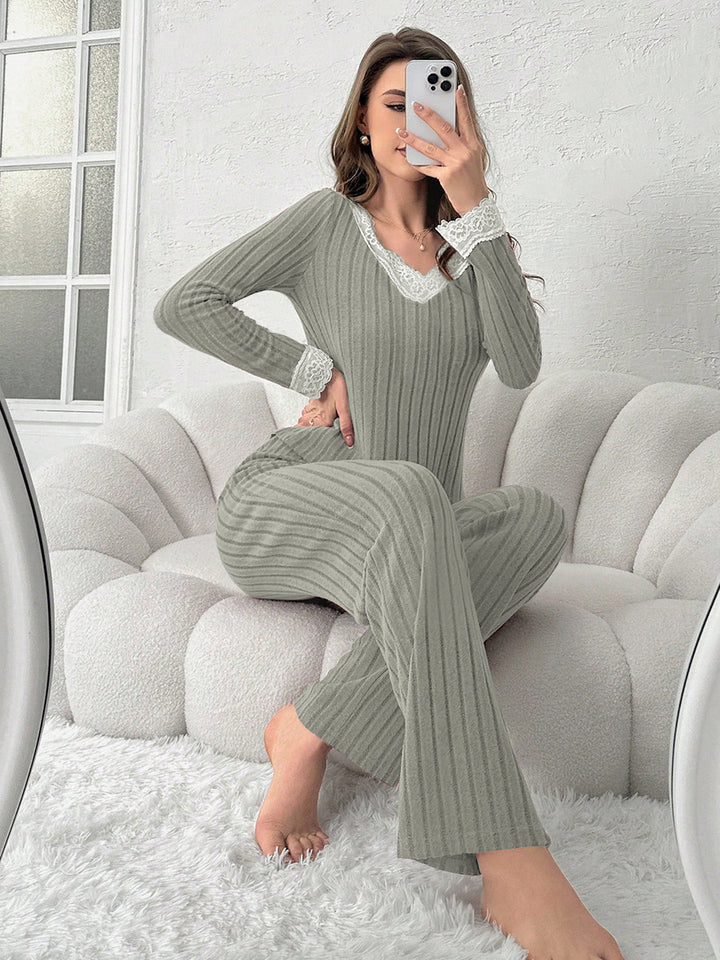 Dame Elegant og komfortabelt pyjamasæt med spidselementer Stilla