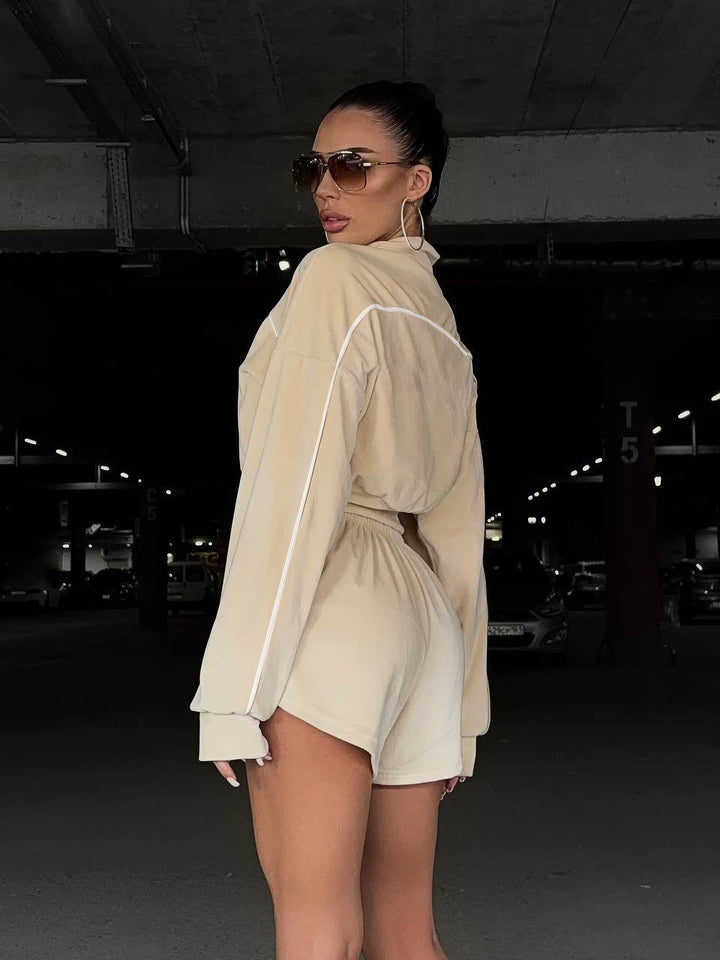 Kvinders loungewear sæt med komfortable shorts og oversized top Skovae