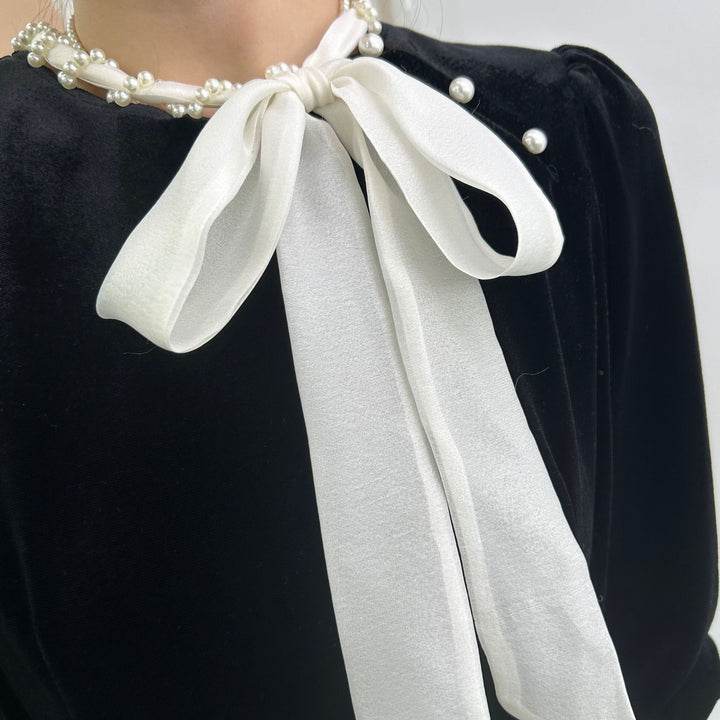 Dame Elegant Velour-Midi Kjole med Buekrave og Dekorative Knapdetaljer Stilla