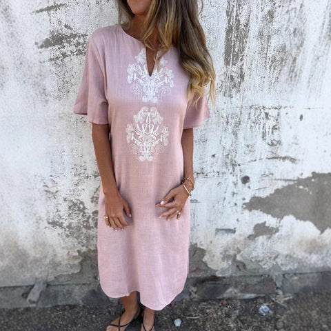 Dame fritidskjole med elegant broderi og løs pasform Stilla