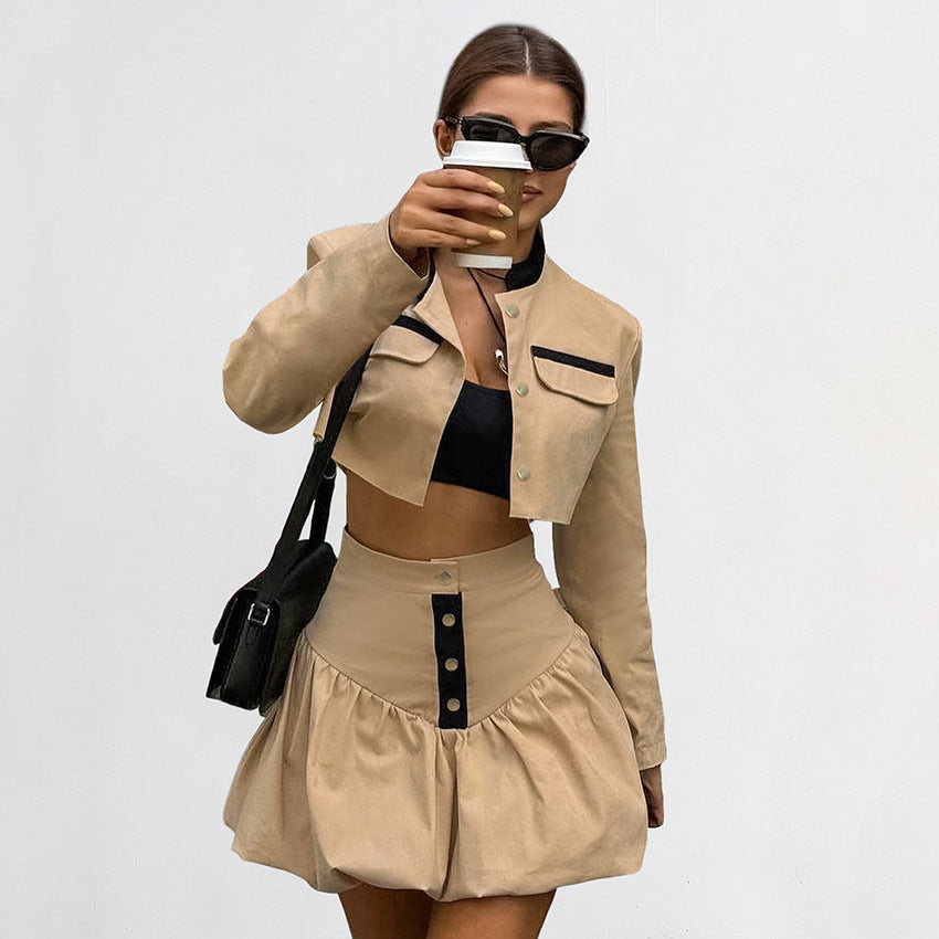 Dame Cropped Blazer- og Nederdelssæt med voluminøs kant og dekorative knapdetaljer Stilla
