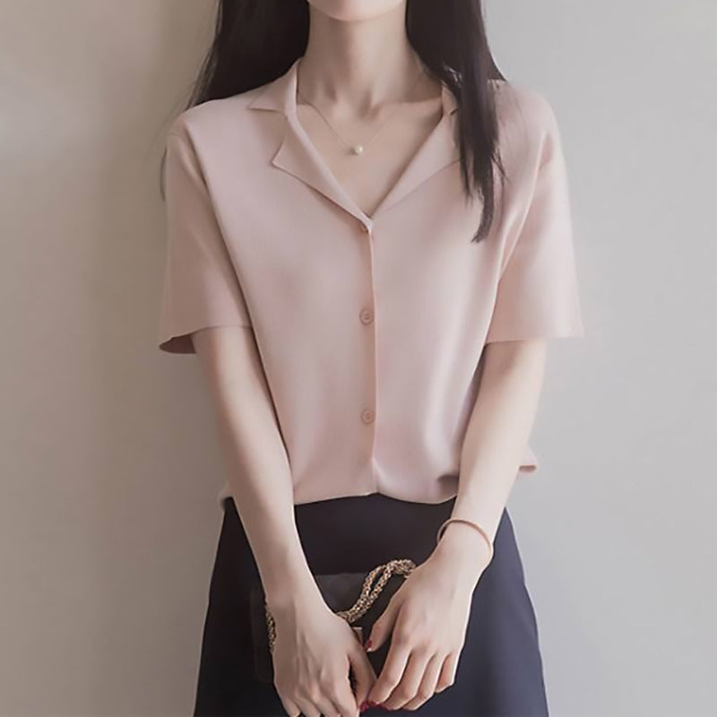 Dame elegant kortærmet bluse med klassisk krave og fine knapdetaljer Stilla