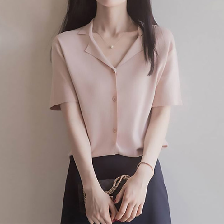 Dame elegant kortærmet bluse med klassisk krave og fine knapdetaljer Stilla