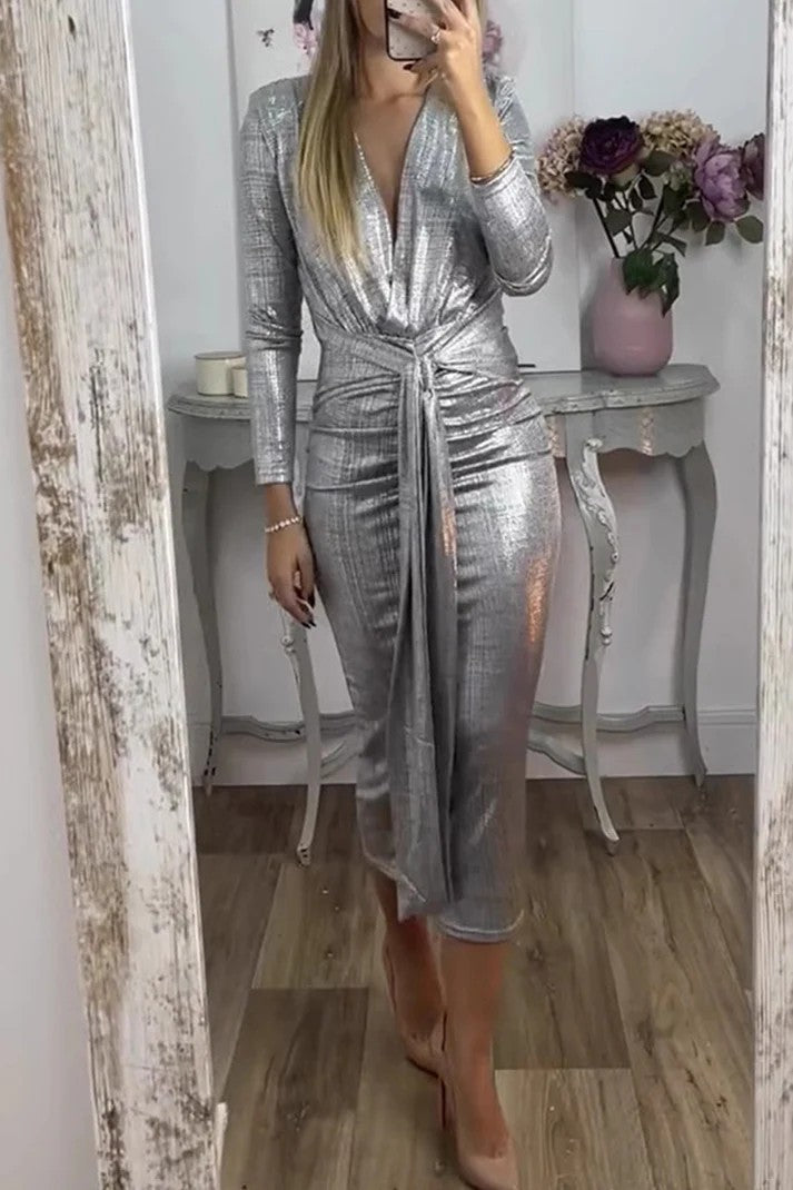 Dame elegant midi-kjole med dyb V-halsudskæring og skinnende materiale Stilla