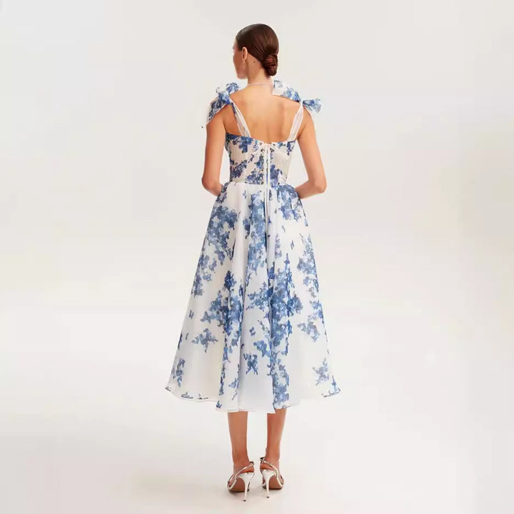 Kvinders midi kjole med blomstret blonde top og delikate volants detaljer