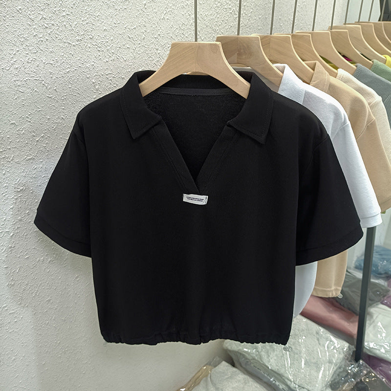 Femme Polstret Polo Stil Top med unikt V-udskæring Design Stilla