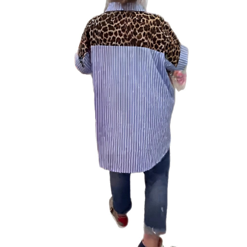 Dame med vidt skårne poncho-tunika med leopardprint og dekorative flamingo-applikationer Skovae。