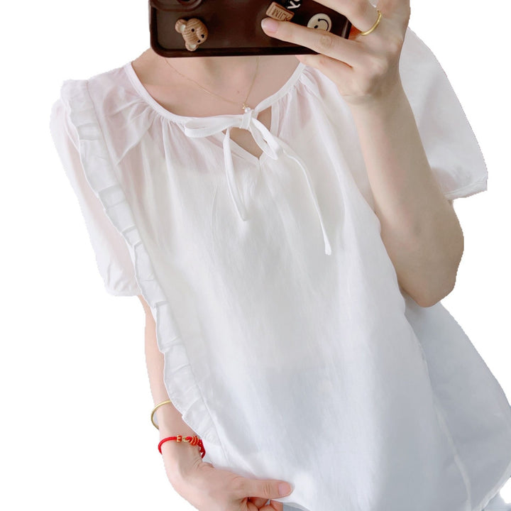 Damebluse med flæsedetaljer og elegant høj krave Stilla