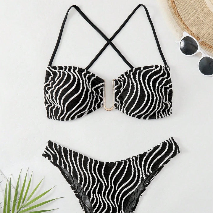 Dame bikini med elegant snit og moderne mønster Skovae