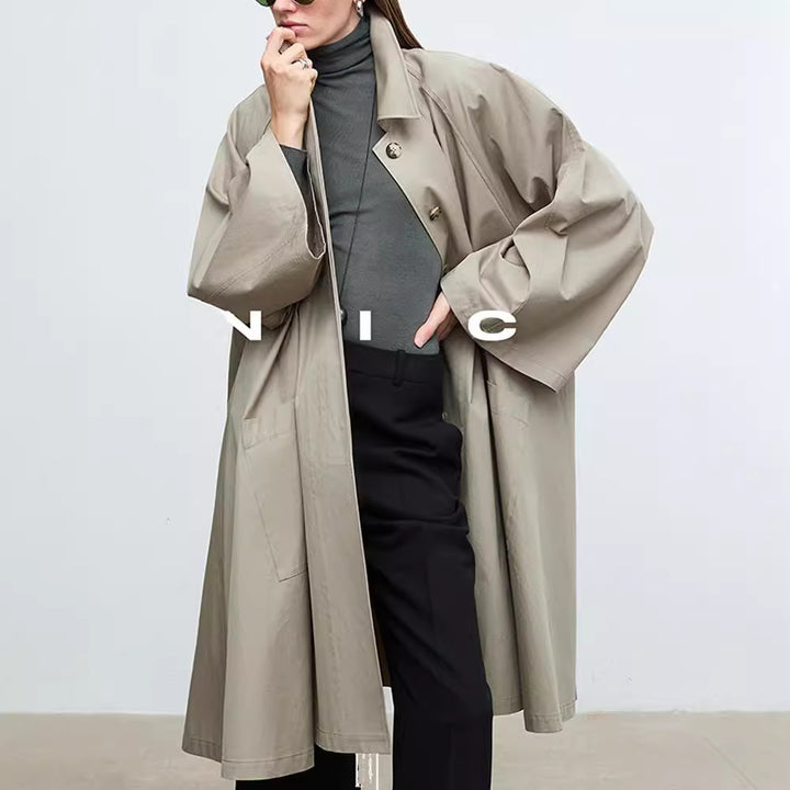 Kvinders afslappede trenchcoat med oversized ærmer og knapdetaljer Stilla