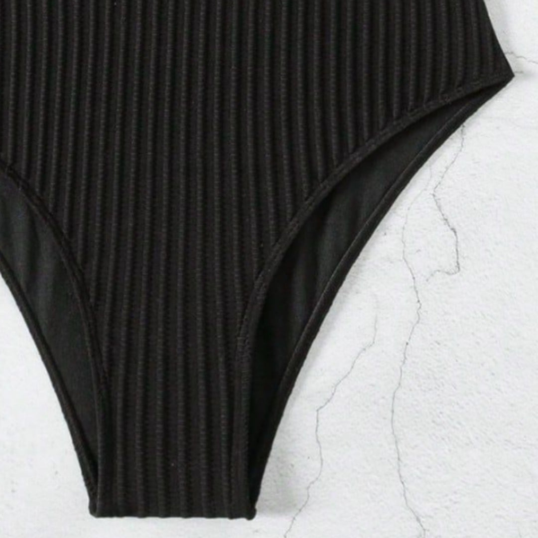 Dame en-delt badedragt med struktureret ribmønster og stilfuld cut-out Stilla