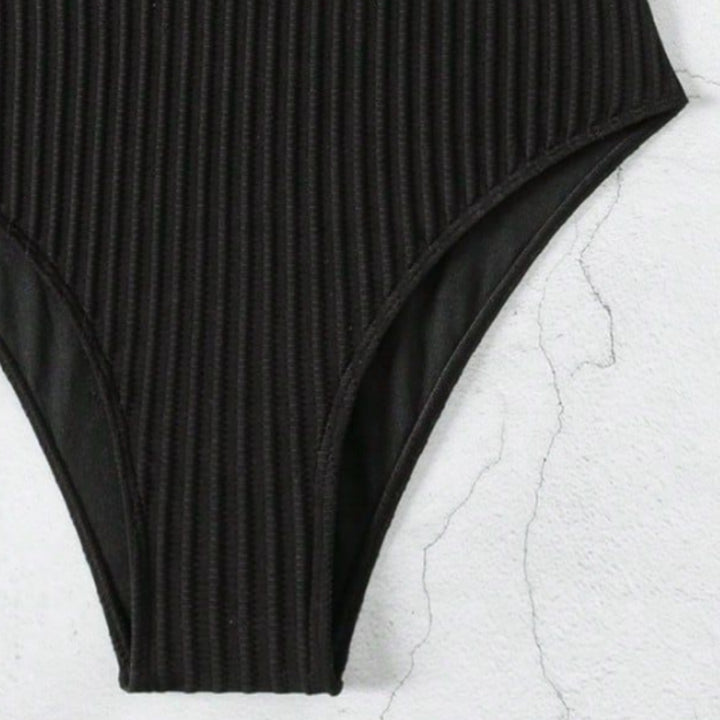 Dame en-delt badedragt med struktureret ribmønster og stilfuld cut-out Stilla