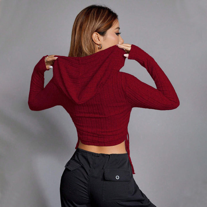 Kvinders cropped hoodie med lange ærmer og elegant rib mønster Stilla