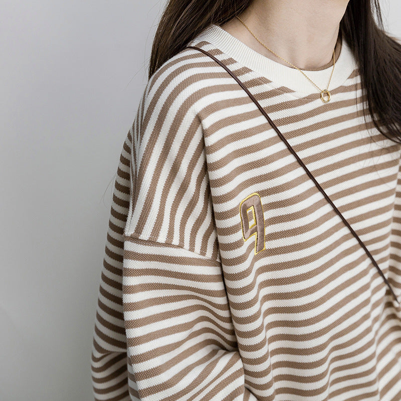 Dame stribet oversized sweatshirt med broderet detalje Stilla