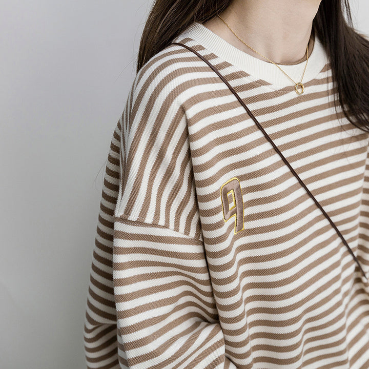 Dame stribet oversized sweatshirt med broderet detalje Stilla