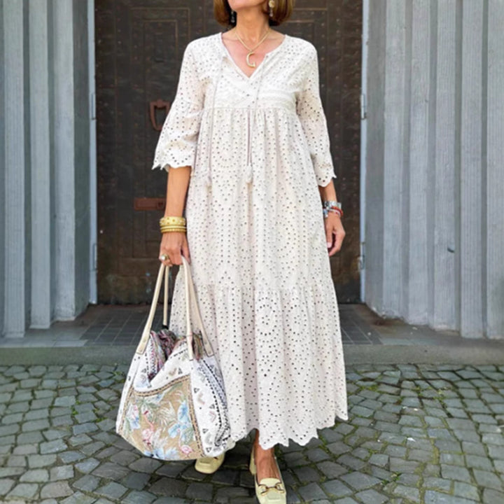 Dame maxikjole med feminine flæsedetaljer og luftig bomuldsstruktur Stilla