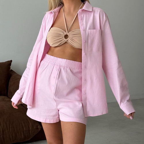 Dame fritidsoberdel og shorts sæt med stilfuldt button-down design Stilla