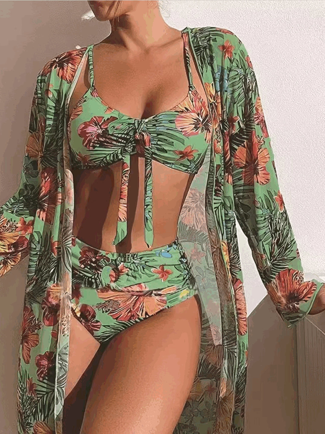 Dame Bikini-sæt med blomsterdesign og elegant cover-up Stilla