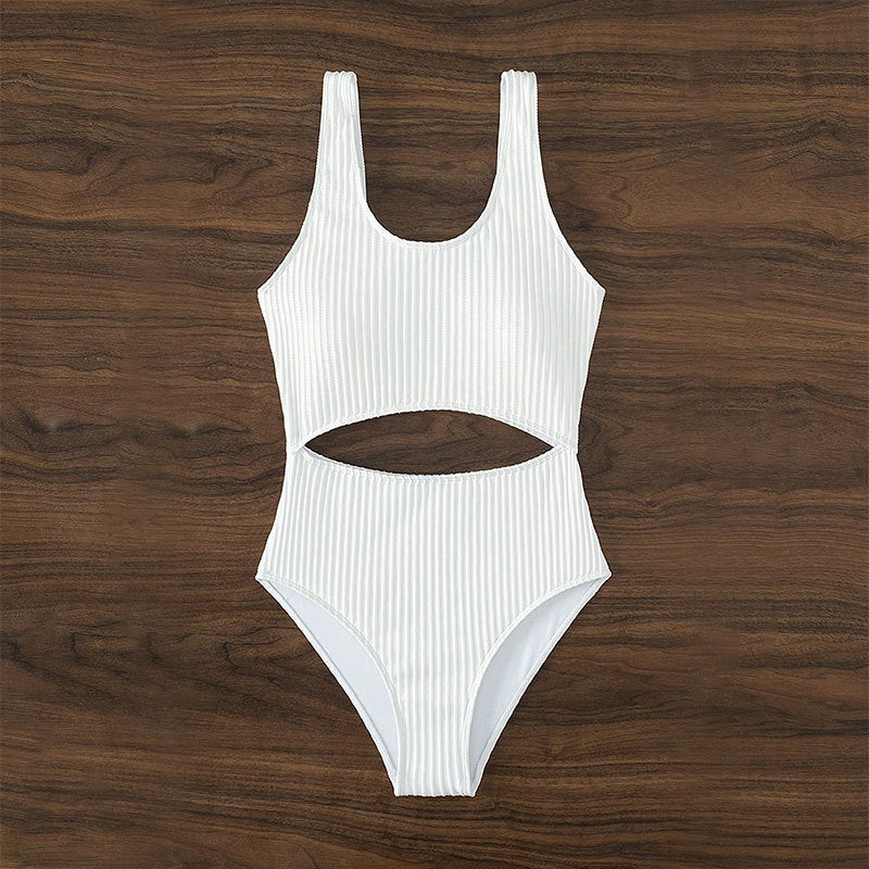 Dame en-delt badedragt med stilfuld cut-out design og elastisk ribmateriale Stilla