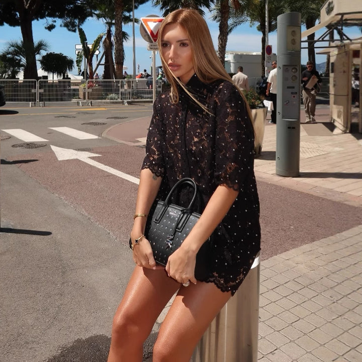 Kvinder Elegant og luftig sommer-outfit af blondestof og shorts Stilla