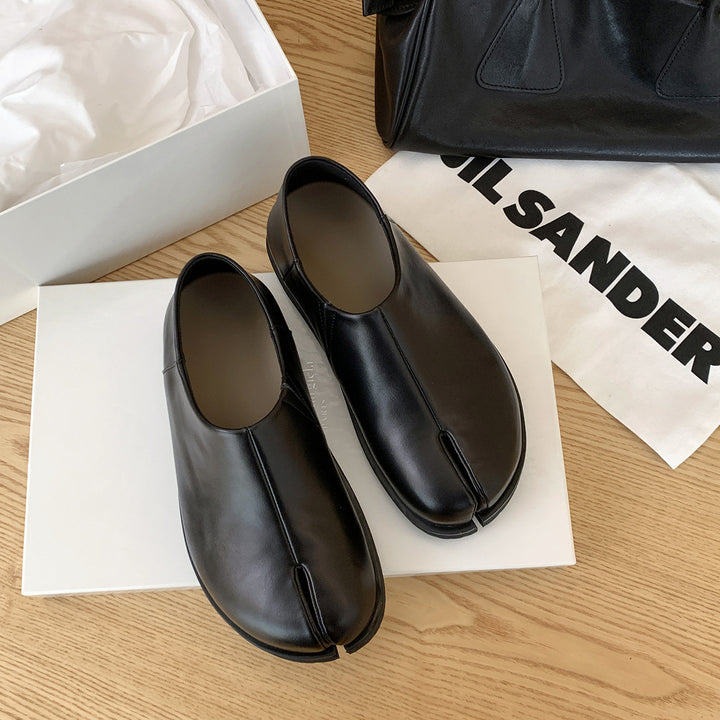 Femme Contemporary Slip-On Loafers med unikt split-tå-design Stilla