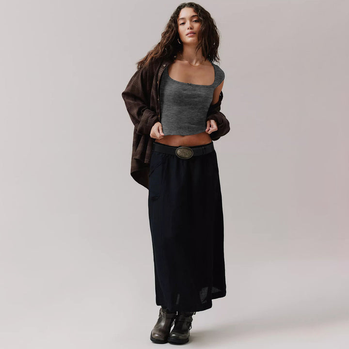 Dame kortærmet crop-top med elegant kvadratisk halsudskæring og fin ribstruktur Stilla