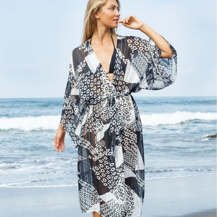 Dame Strandkimono med moderne grafisk mønster og elegante detaljer Stilla