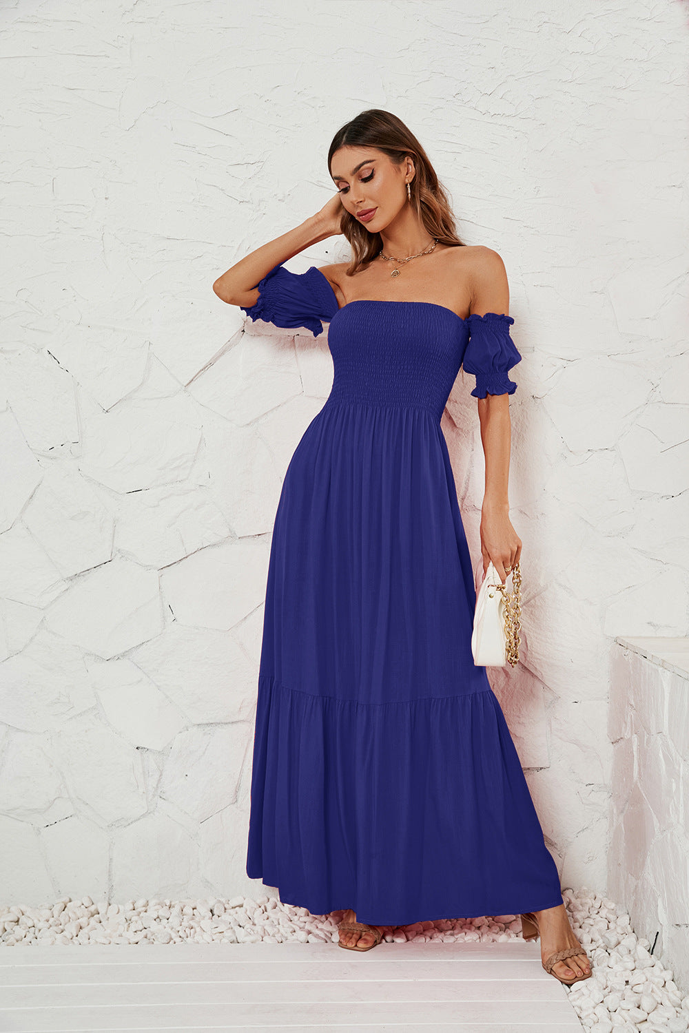 Dame Maxikjole med off-shoulder snit og romantiske puffærmer Stilla