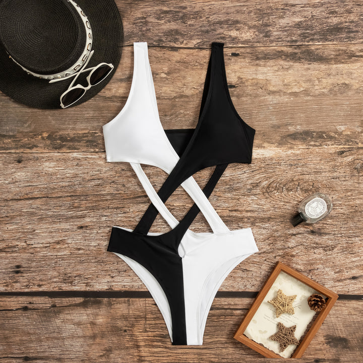 Dame Cut-Out Enepieces Badedragt med asymmetrisk design og fashionable stropper Skovae