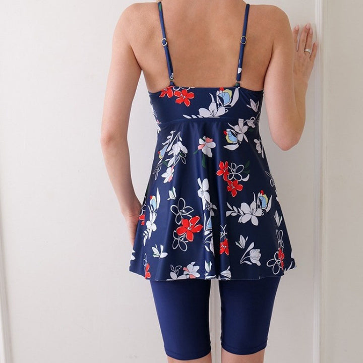 Dame badedragt med floral rock-design og sporty shorts Skovae